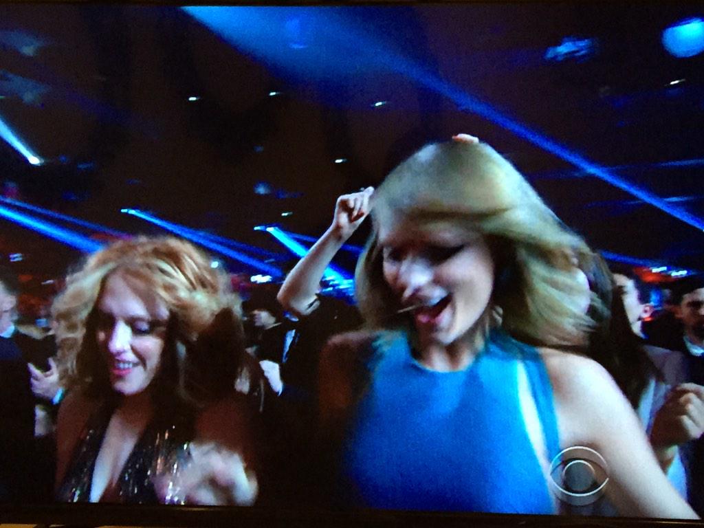 Esta cabrona parece que siempre anda en el antro RT <a href="/Cosmopolitan/">Cosmopolitan</a>: Obligatory <a href="/taylorswift13/">Taylor Swift</a> dancing photo! #GRAMMMYs