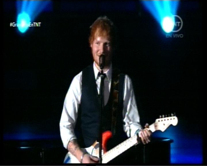 diarioshow's tweet photo. #GRAMMYs | Si se quieren enamorar, escuchen ya a @edsheeran cantando #ThinkingOutLoud en los #Grammys2015. http://t.co/m1fbOicc57