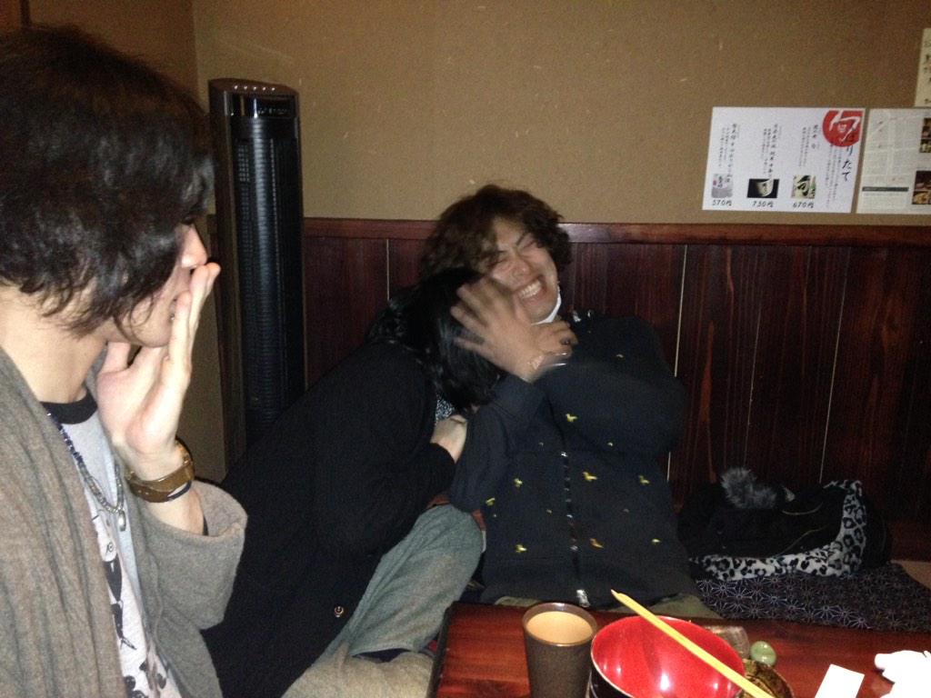 creephyp's tweet photo. 遅くなりましたが、新潟LOTS公演ありがとうございました！ 新潟とは思えないほど熱い空間でしたね！ 写真は打ち上げで拓さんの乳首を噛む尾崎とそれを見てるカオナシです！ ／ スタッフ http://t.co/lTHbYUF74V