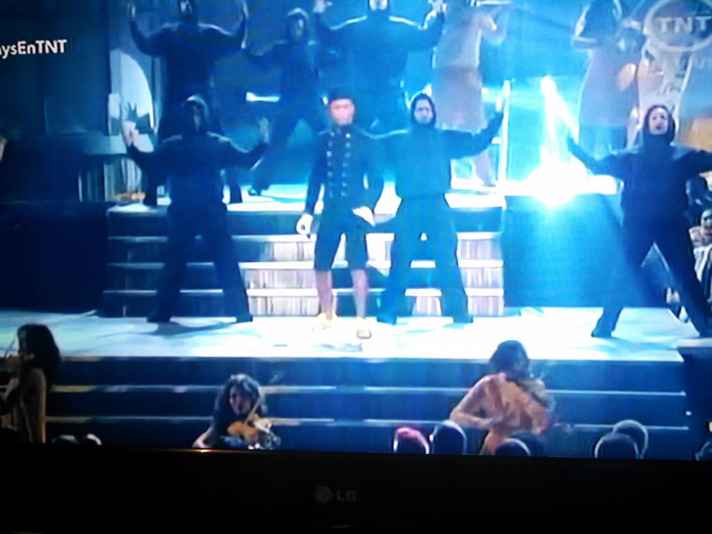 MorocoPalacios's tweet photo. Momento musical de @Pharrell  patrocinado por Loteria Nacional @lotenal #GrammysEnTNT #Grammys2015 http://t.co/QVPTuFBE1G