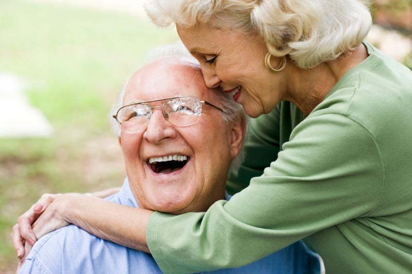 Пожилой возраст мужчина и женщина. Пожилые люди. Счастливые пенсионеры. Счастливые пожилые люди. Счастливые старики.
