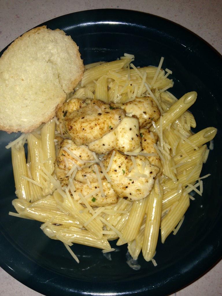 brivescovi's tweet photo. chef bri for the night, cajun chicken alfredo penne :-) http://t.co/ffQVYKnKf6
