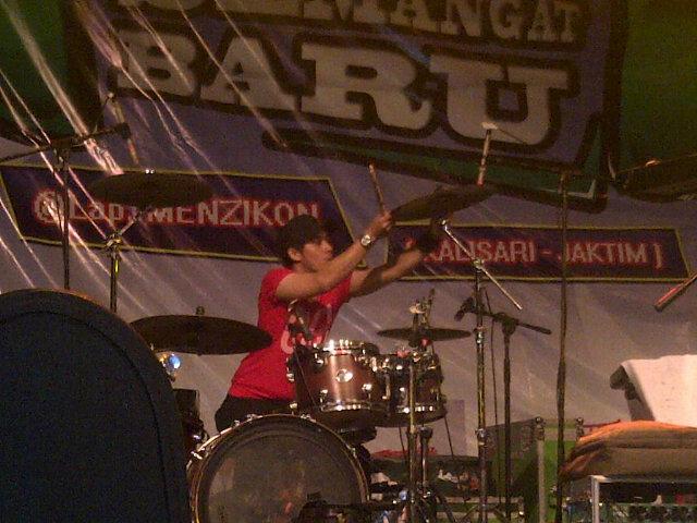 RT"<a href="/ewasyira16/">Erwaliantra Prasman</a>: at.Lapangan Menzikon mlm minggu kemarin with SYIRA dan Band Wali "