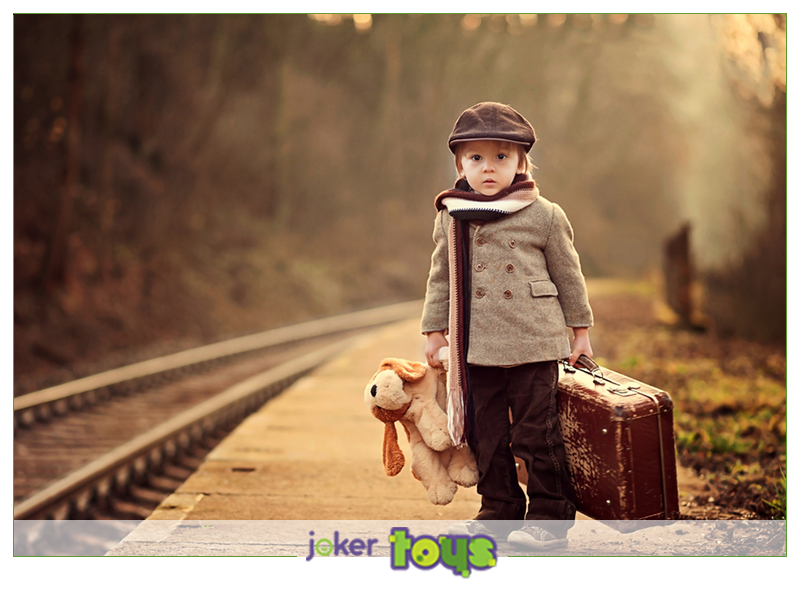 Ребенок едет на поезде с бабушкой. Мальчик с чемоданом. Чемодан для детей. Малыш с чемоданом. Чемодан для девочек.