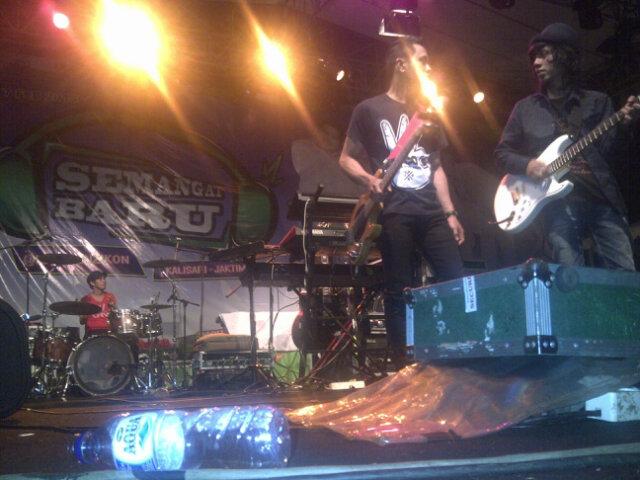 Sahabat SYIRA ini Perfom <a href="/SYIRA_BAND/">SYIRA BAND</a> mlm minggu kemarin at.Lapangan Menzikon with Band Wali #mantanterindah