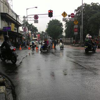 DapoerSnack's tweet photo. @RadioElshinta info lalin Jln Panjang #jkt arah ke Daan mogot ditutup karena depan McD Green Garden banjir http://t.co/5i9pmKaSAf