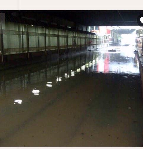 paulrozy's tweet photo. Banjir di Stasiun Sudirman #infobanjir @MensHealthIndo http://t.co/VebD5GR4Nn