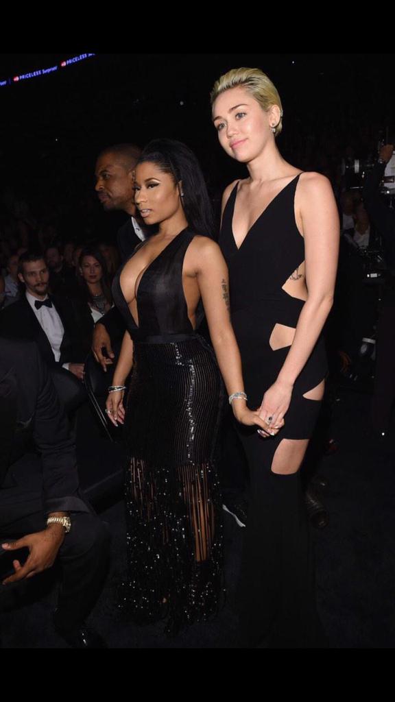 toughcyrus's tweet photo. HOW FUCKING HOT HOW WTF DJFDKDLDL http://t.co/VibB4sIEZU