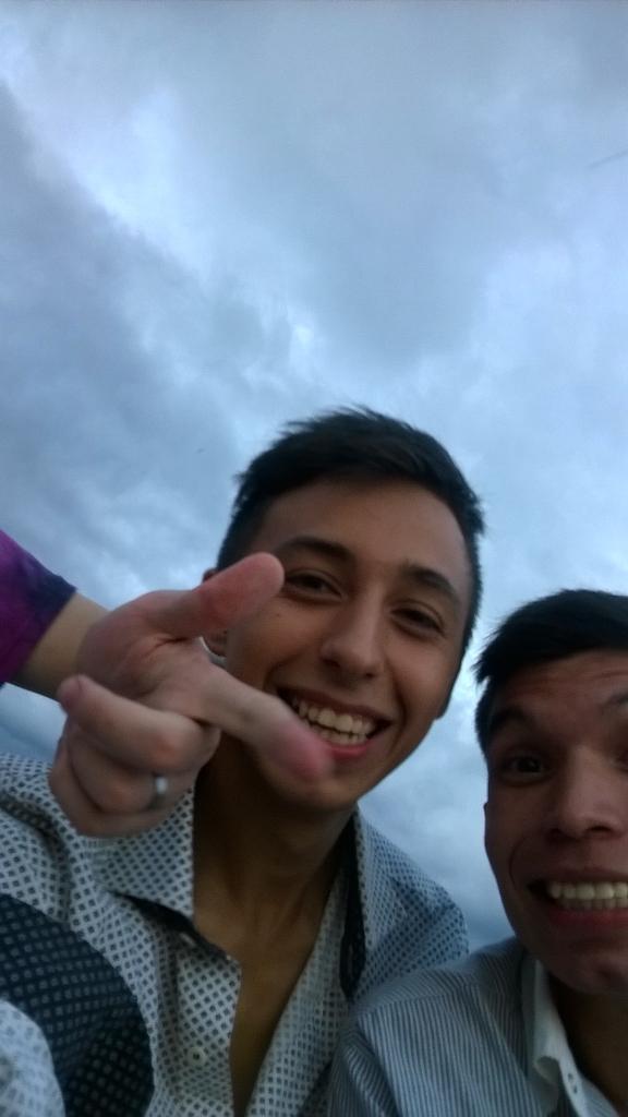 PipoFlores96's tweet photo. #IntentoDeSelfie #CumpleCuno @CunoFlores8 @FernandoRomo6 Jajajaja sólo se ve el dedo del Ferchu http://t.co/eTNPzSbsxJ
