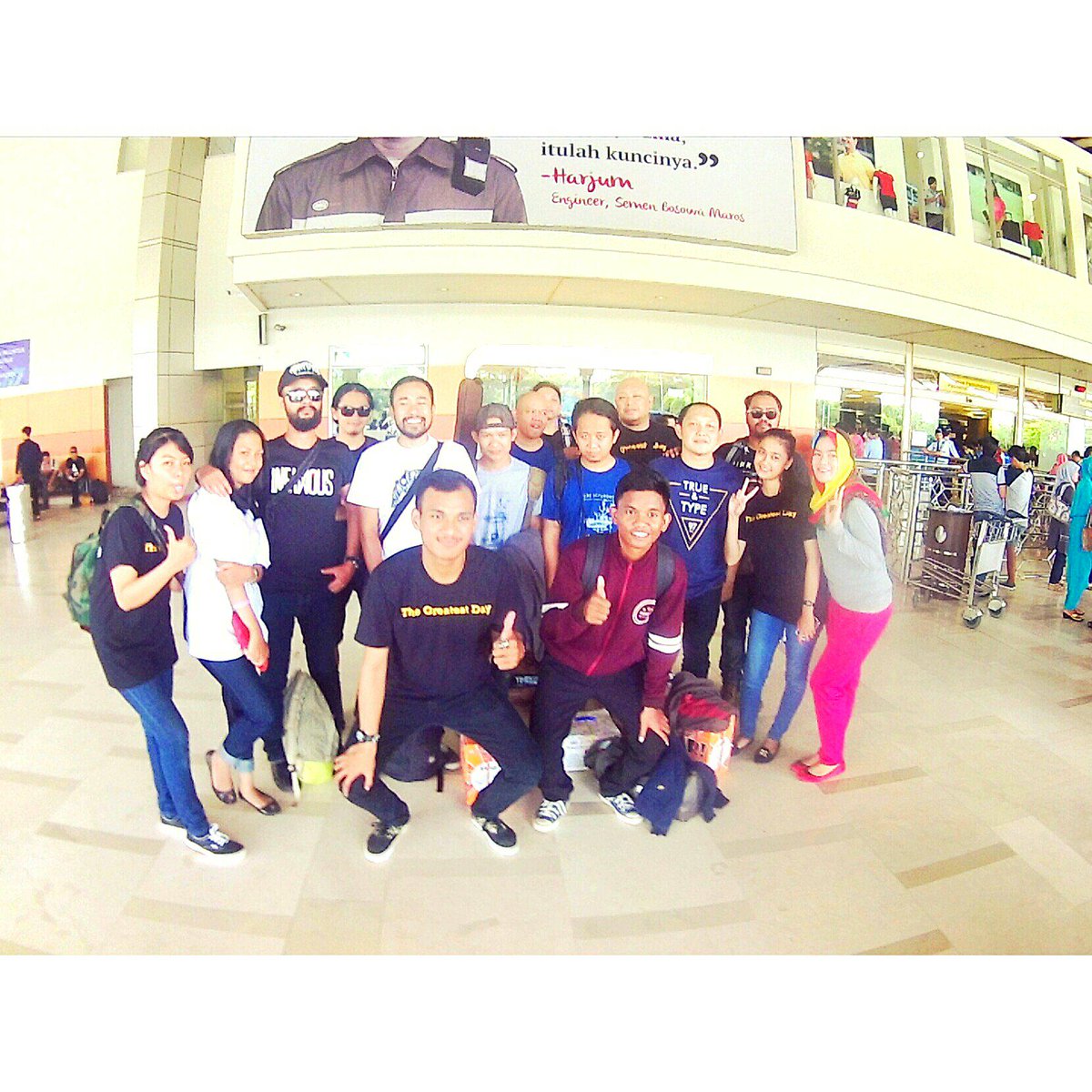 StHajarMakmur1's tweet photo. @ROSEE2015 bareng kakak @PureSaturdayBdg http://t.co/WASzAYHlCx