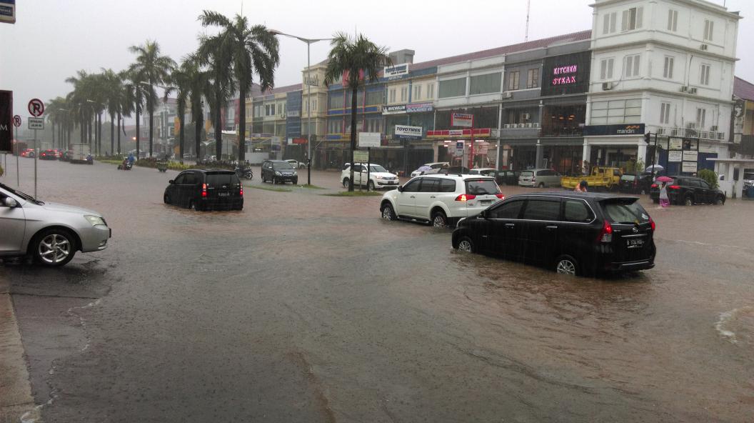 jonfarid's tweet photo. @RadioElshinta : Kondisi jalan depan hotel holiday in sunter arah kemayoran dan sunter mall http://t.co/IwR1MUeeR1