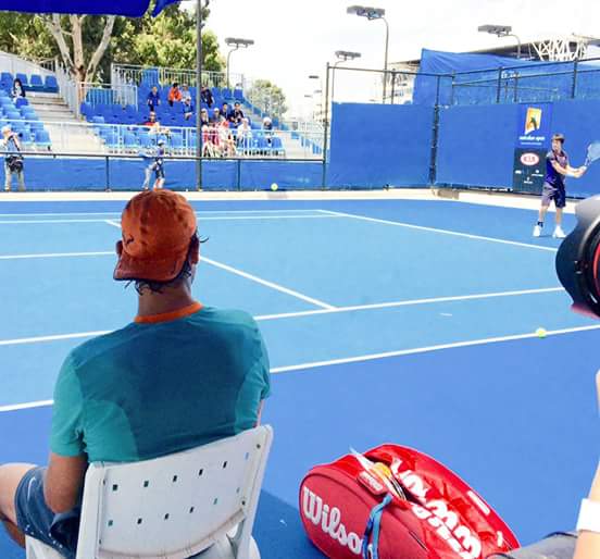 PlayerRespect's tweet photo. 錦織くんの練習を見つめるナダル。

吉崎さんのフェイスブックより。 http://t.co/SVhvt9gJBo