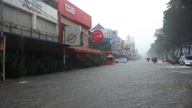 infojakarta's tweet photo. #JKTBanjir Banjir di boulevard kelapa gading semakin tinggi. via @dickylicious0 http://t.co/i71lBc6aH8