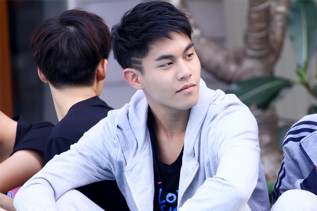 UncleTumte29's tweet photo. หล่อบ้านพังวัวตายควายบิน😂😂😂😂 #lovesicktheseries #lovesickseason2 #castinglovesickss2 #LoveSickTheReality http://t.co/nhOQjmsfbJ