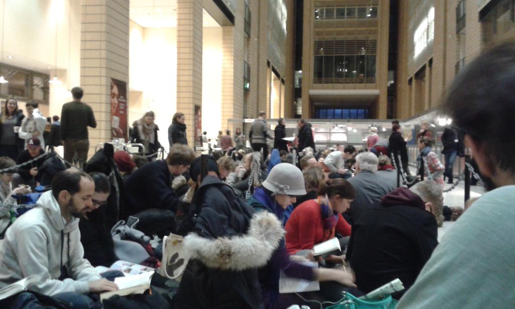 ResaRaspberry's tweet photo. Warten am ticketcounter zur #Berlinale...hoffentlich lohnt sich das frühe aufstehen
#gratiskaffee #Berlin #schlange http://t.co/3huhRs84dm