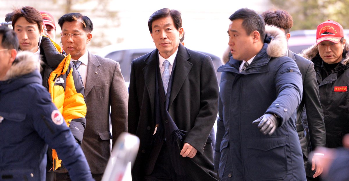 원세훈 전 국가정보원장이 ‘국정원의 대선 개입’ 혐의가 인정돼 9일 항소심에서 징역 3년을 선고받고 법정 구속됐습니다.

[원세훈 구속 종합] hani.co.kr/arti/society/s…