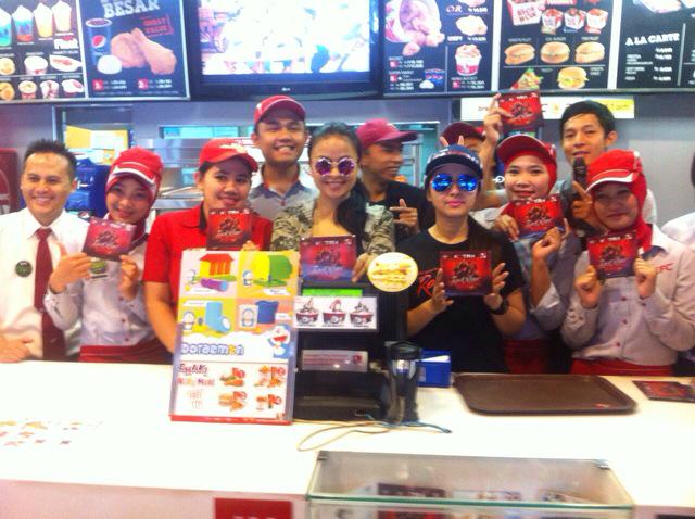 Foto bersama karyawan <a href="/KFCINDONESIA/">KFC Indonesia (Jagonya Ayam!)🔥</a> jln. Pajajaran Bandung, nuhun akang2 dan teteh udh ikutan jualin cd Kotak