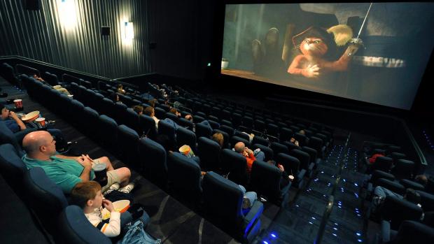 Фокус кинотеатр. Люди в кинотеатре. Экран кинотеатра с людьми. Зал кинотеатра с людьми. Кинотеатр зал с фильмом.