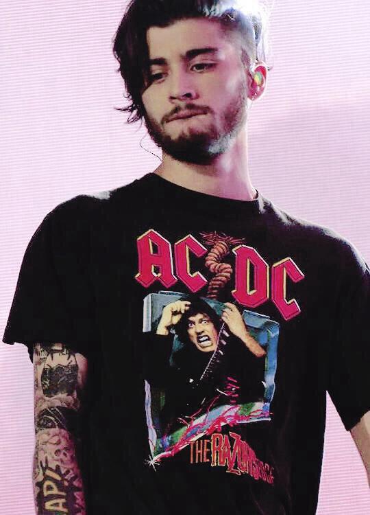harryvulgar's tweet photo. juliana e o fandom todo ta desmaiado #askdirectioner http://t.co/8nt7PRuQfN