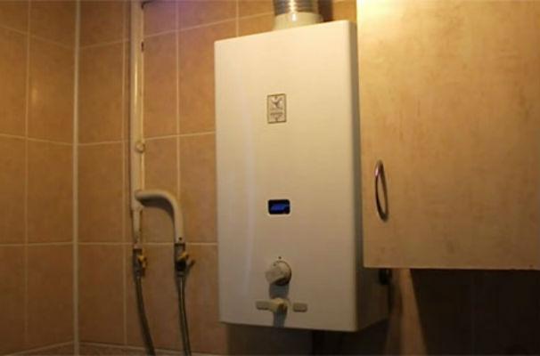 монтаж газовой колонки. газовая колонка в интерьере. монтаж газовых водонагревателей проточных. газовая колонка для частного дома. газовая колонка для частного дома.