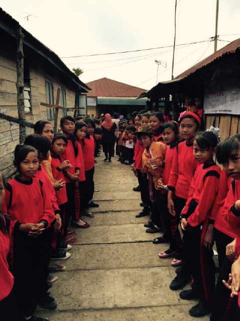 Kita disambut sama siswa-siswi SD/SMP desa jaring halus...ini penyambutan yang luar biasa...