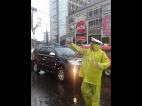 TMCPoldaMetro's tweet photo. 16:15 Tl Atma Jaya  Pluit terendat imbas genagan air di Tematic ± 50 CM tdk bisa dilintas Kendaraan http://t.co/Dh8154Gx8H