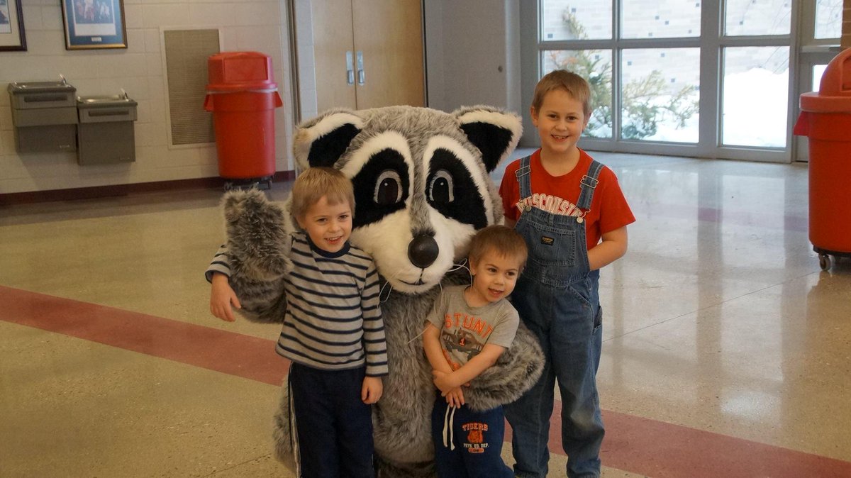 RascalTheRacoon's tweet image. 2015 Sterling North Hometown Talent Show was AWESOME!!! Selfies with Rascal, singin' , dancin', paintin' and playin'