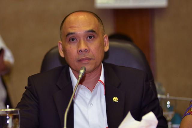 "<a href="/DPR_RI/">DPR RI</a>: Wakil Ketua Komisi VI Heri Gunawan: MoU dengan Proton tidak tepat waktu goo.gl/OiMmCK  cc <a href="/Gerindra/">Partai Gerindra</a>