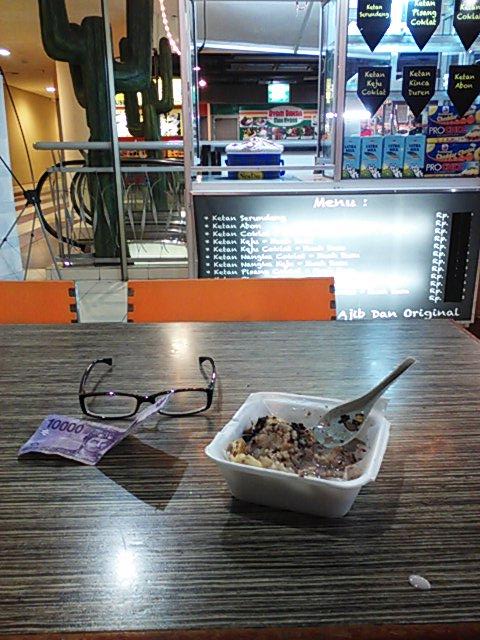 Makan ketan sambil nunggu film XXI main