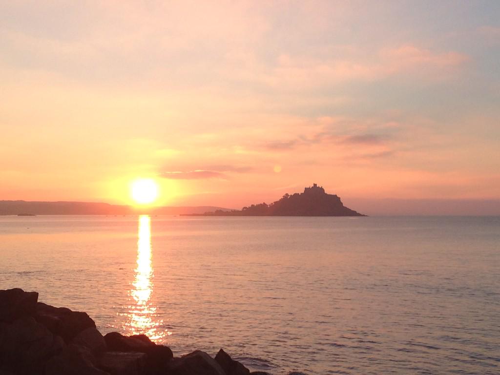 OatDesign's tweet image. Amazing sunrise this morning over St Michaels Mount. @CornwallLiving saw you there!