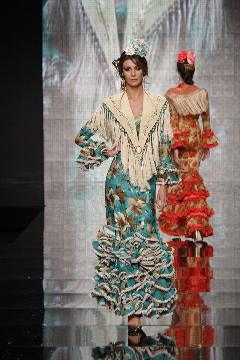 simofsevilla's tweet photo. La artesanía de @HermanasSerrano confeccionó 'El colorido de mi flamenca' - Foto @chemasolerinfo #simof2015 http://t.co/d4vSopacg9