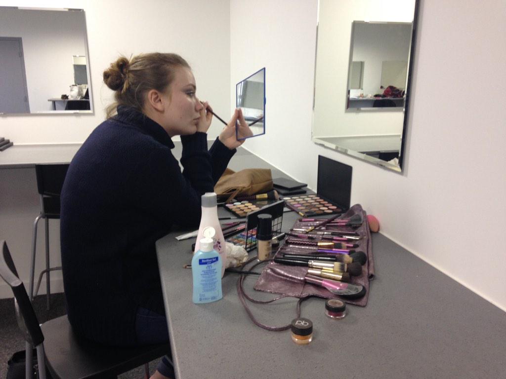 TMarshallMakeup's tweet photo. Mon centre de formation avec une éleve venue pour la journée http://t.co/c2xuO0ygsf