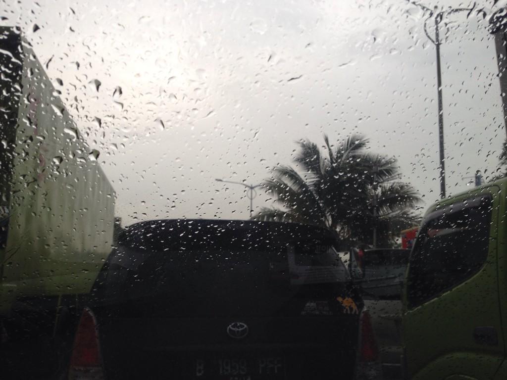 lewatmana's tweet photo. #JKTB RT @skydcloud: grogol - indosiar, ga bergerak, sudah 2.5 jam... http://t.co/gK1XZei4ZW (via @maman_tea)