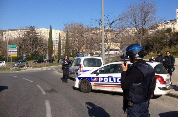 dailystar's tweet image. BREAKING: Marseille in a 'state of siege' after gunmen armed with AK-47s fire on police
bit.ly/1ANsOQK