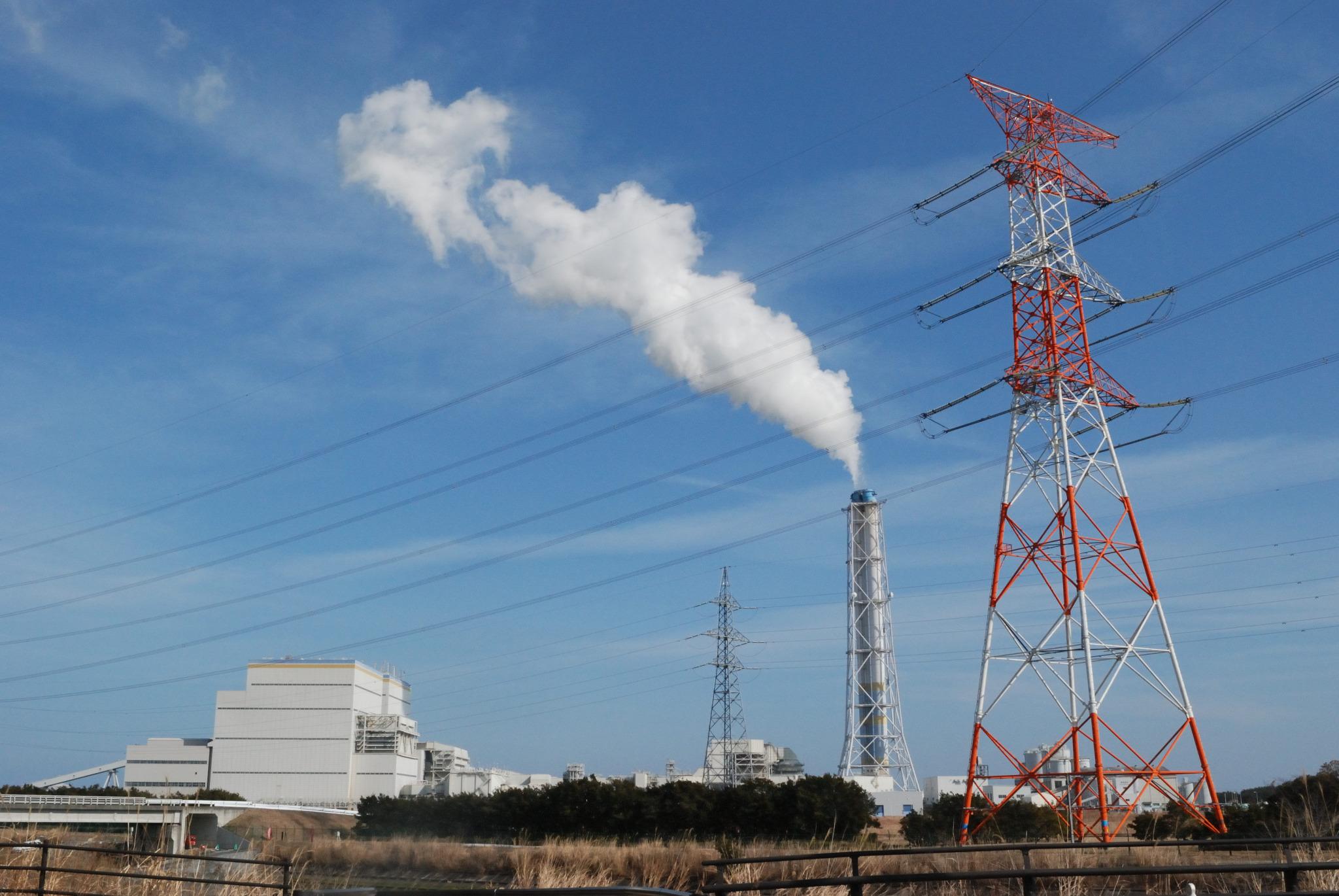 東北大学鉄塔研究会 相馬共同火力新地発電所と 作り出した電気を送る500kv新地火力 線です この発電所は津波で大きな被害を受けましたが 適切な避難により人的被害はありませんでした 今後は木質バイオマス燃料の混焼試験を行っていくそうです Http T