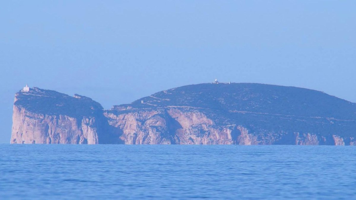 Imperturbabile l'uomo dormiente circondato dal blu intenso tramontana.#CapoCaccia #Alghero #Sardegna #Sardolicesimo