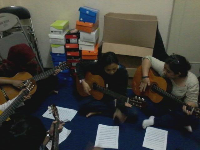 Liat nih para bidadari bergitar lg latian. Kalo bisa kirim surara sekalian deh hahahahaha