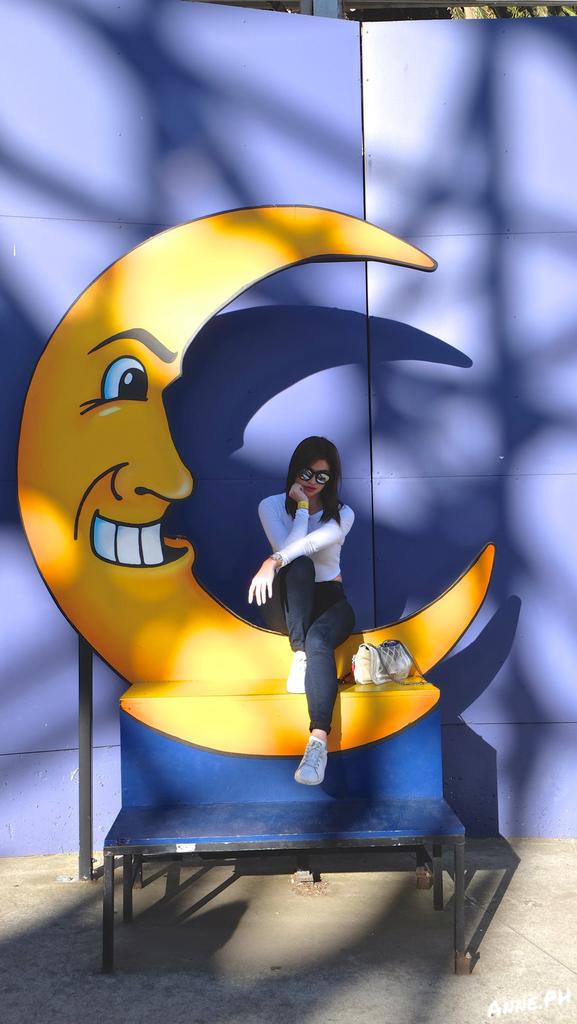 LUNA PARK #OOTD 
Jeans: JBrand
Cropped top: Topshop
Adidas Stan Smith Sneakers
Chanel Grafiti Bag
Sunday Sunglasses
