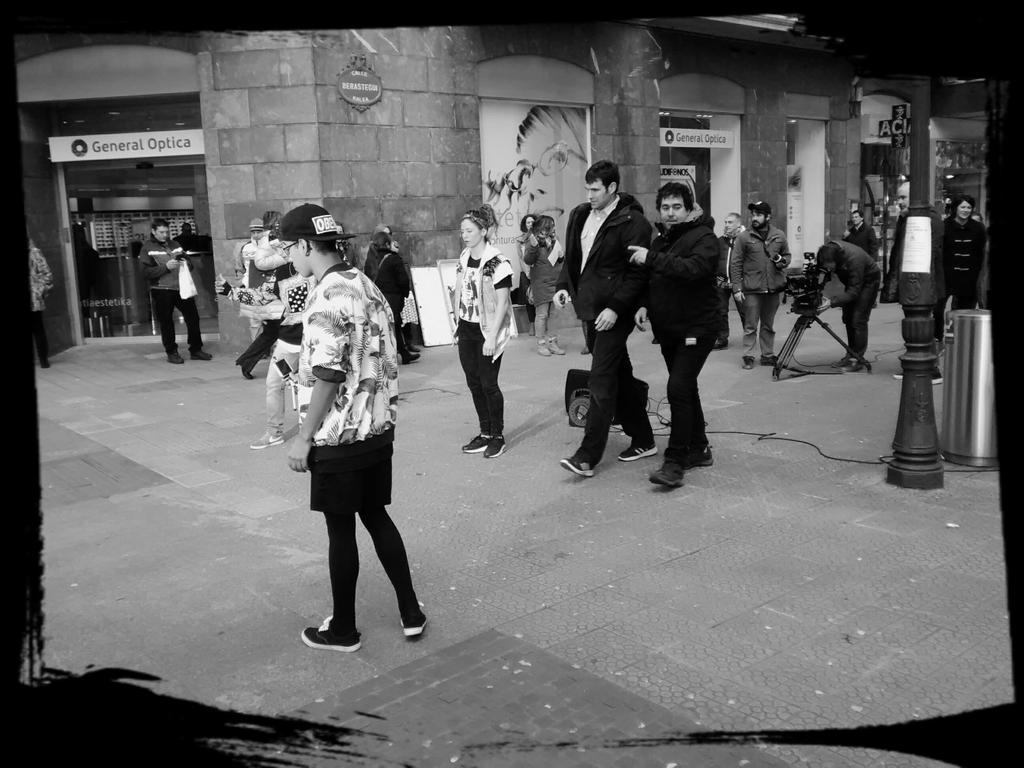 iPatxi's tweet photo. Bilbo erdian dantzan eta grabatzen. @debolexfilms #streetdance apur bat http://t.co/azr5tshgvZ