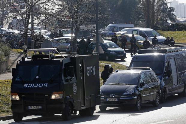 dailystar's tweet image. Marseille in lockdown after gunmen armed with AK-47 rifles fire on police
bit.ly/1ANsOQK