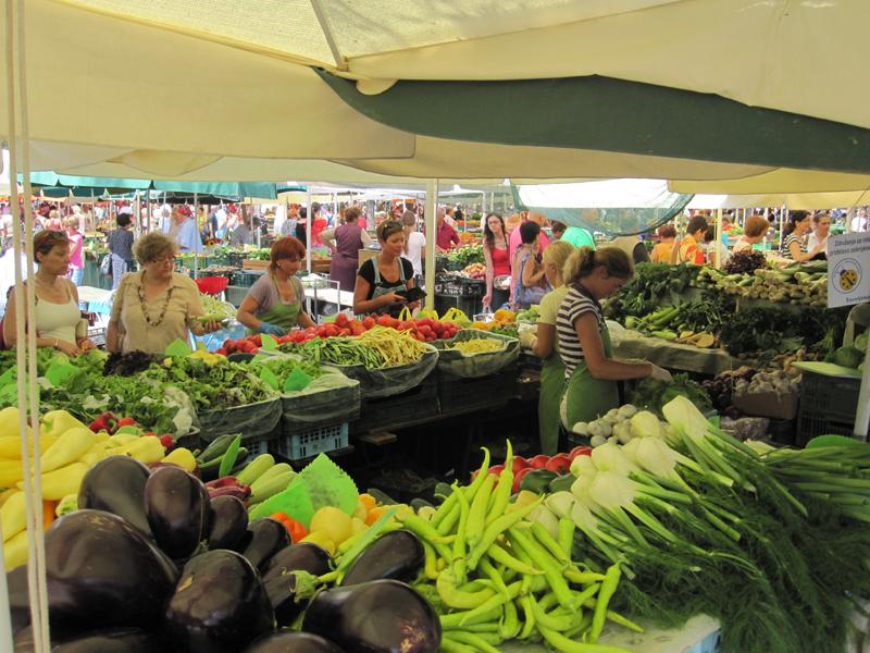 Explore Slovenian cuisine - food walks, culinary workshops, gourmet city break. slovenia-activity-holidays.com/culinary-tours/
#Ljubljana