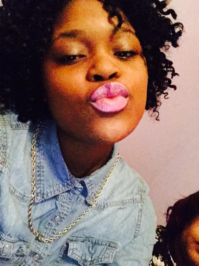 Tweet_Missesz's tweet photo. This hoe always taking pics in my phone http://t.co/fy9l59uwlC