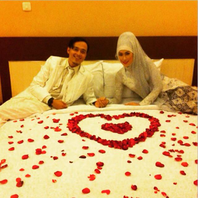 Alone_At_Last's tweet photo. Selamat menempuh hidup baru untuk vokalis kami tercinta @yasbudaya dan sang istri, sila...  http://t.co/HZV7Hm3GiR http://t.co/EyRxf0nhXp