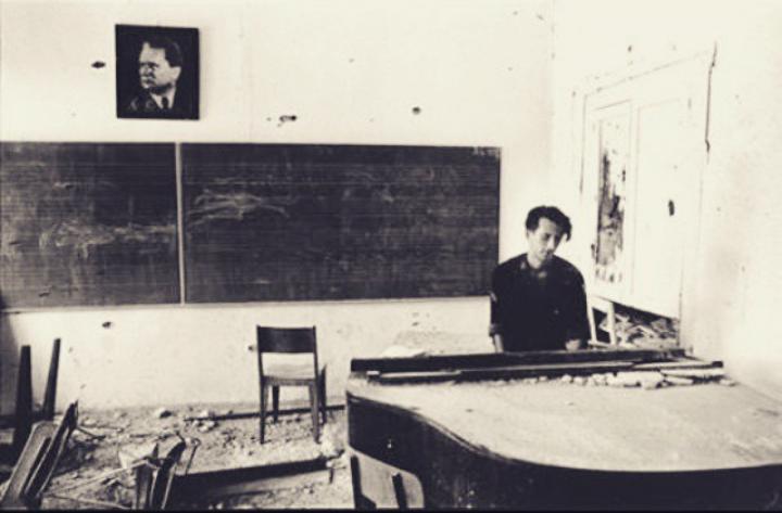 Mahpeyker_AP's tweet photo. #Mostar, September 1992. A Bosnian soldier plays the piano in the destroyed music school in town.

#BiH #war #music http://t.co/ijI1QrysXv