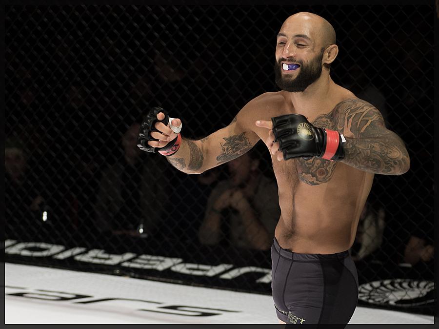 SuperiorC's tweet photo. @martinakhtar vs #PeterLigier #StrengthandHonorChampionship 11 #Geneva #Switzerland #SuperiorManagement #MMA #SHC11 http://t.co/hSdqTFvmlP