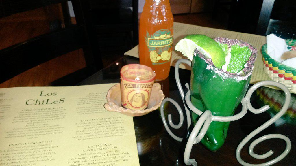 diva4883's tweet photo. @ROLDANDF  #Imperdible el mezcal servido en medio chile y el exquisito Pastel Roldán #must #pornfood #yummie http://t.co/TqTRLDQoyq