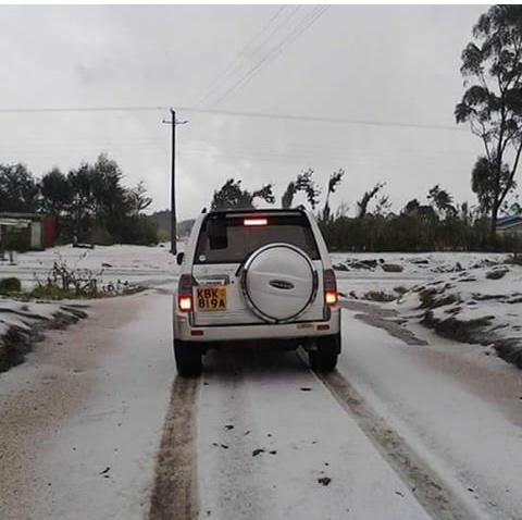 KenyaCarBazaar's tweet photo. #GlobalWarming @kharioki: #KOTNewsAt9 weather report. Snow reported in Kinangop area >>visual aid >> http://t.co/X5PqNqIPyu