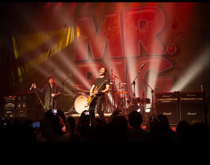 spookchile's tweet photo. Gran show de 2:15 hrs, puro rock! @mrbigmusic http://t.co/5GeqLLWVK3