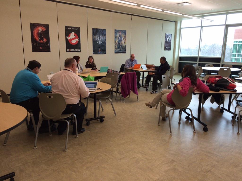 kefreeman2005's tweet photo. High school teachers making sure all students are successful while #learningasone! @LexingtonOne http://t.co/O6zYNVP9wi