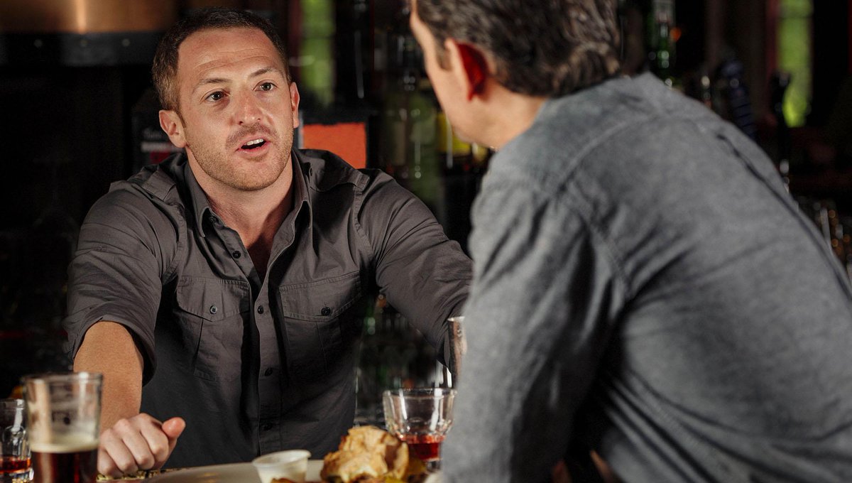 Пассажиры фильм 2016. Друзья в кафе. Attaboy бар. Из отпуска помню только то что муж звал дочь из воды. Бармен в клубе.